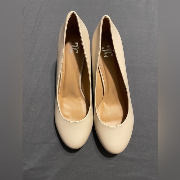 Brinley Co. Women’s Round Toe Nude Pump, Size 10 - Picture 2 of 6